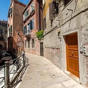 querini-suite-balcony-on-canal-close-to-san-marco.hotelinveneto.com/